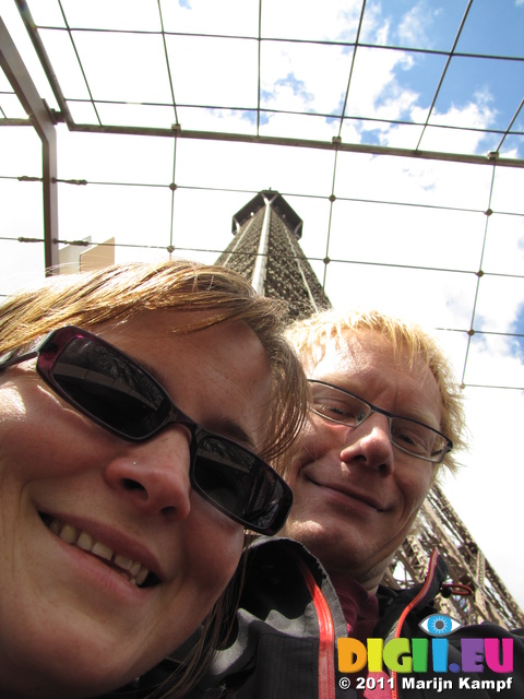 SX18443 Jenni and Marijn on Eiffel tower